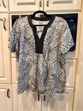 Women's Black & White Paisley Tunic Top